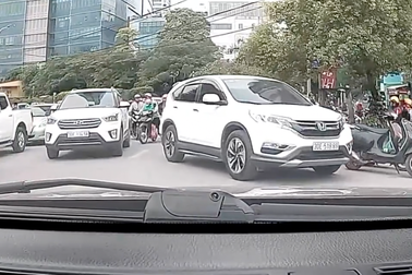 Thản nhiên đỗ xe giữa đường như ở nhà