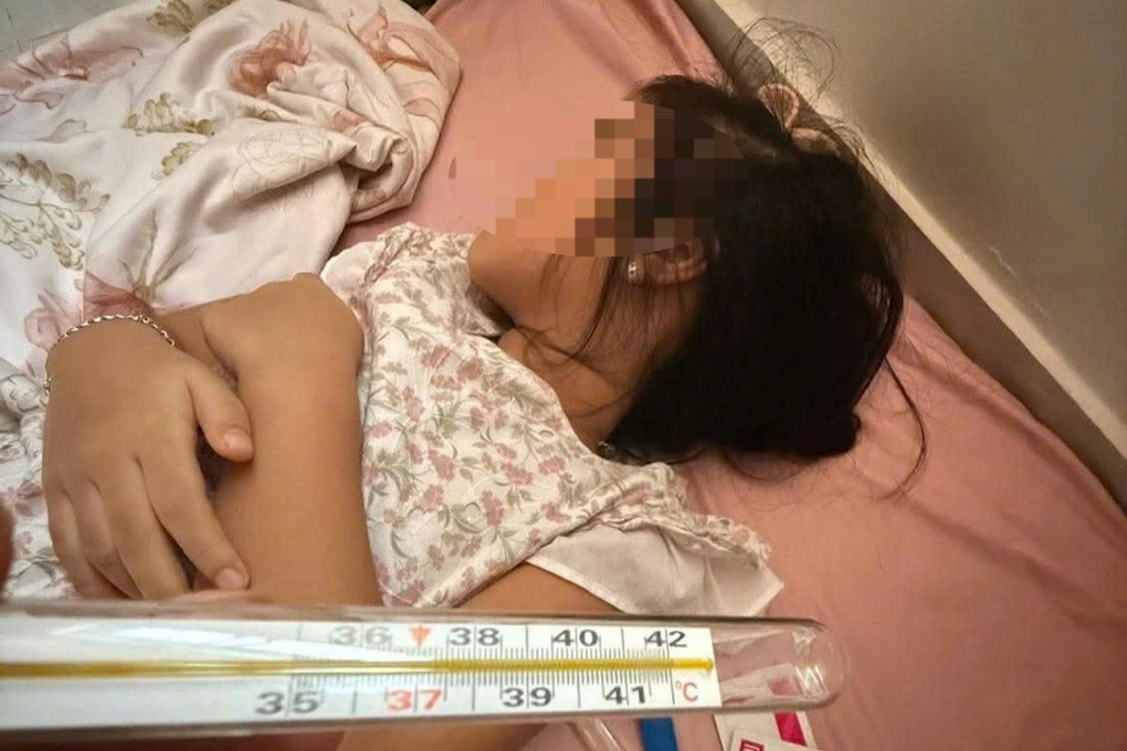 Người Huế giữa lũ: Bé nhà em sốt 40 độ C, ai cứu với - 1