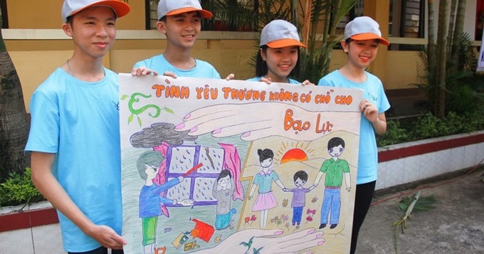 Học sinh vẽ tranh lên án bạo lực đối với trẻ em. Ảnh minh họa