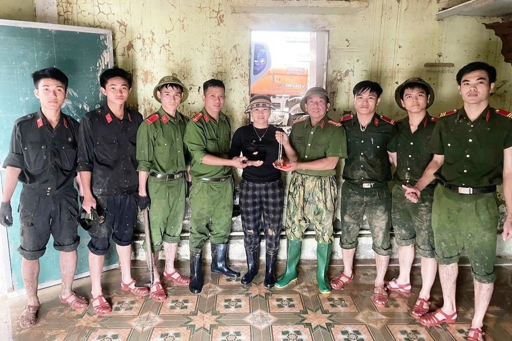 Dọn bùn sau lũ, công an tìm thấy tiền, vàng trả lại cho người dân - 1 Dọn bùn sau lũ, công an tìm thấy tiền, vàng trả lại cho người dân - 1