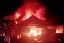 Chợ bốc cháy ngùn ngụt trong đêm ở Thừa Thiên Huế