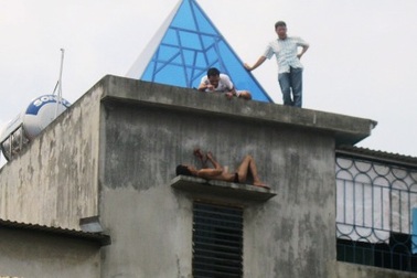  Phê ma túy, nam thanh niên nude vác dao làm loạn khu phố 