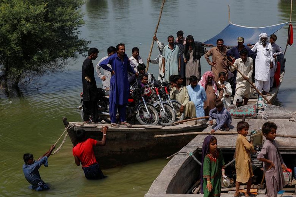 Lũ lụt lịch sử, hàng trăm nghìn người Pakistan lâm cảnh màn trời chiếu đất - 4 Lũ lụt lịch sử, hàng trăm nghìn người Pakistan lâm cảnh màn trời chiếu đất - 4
