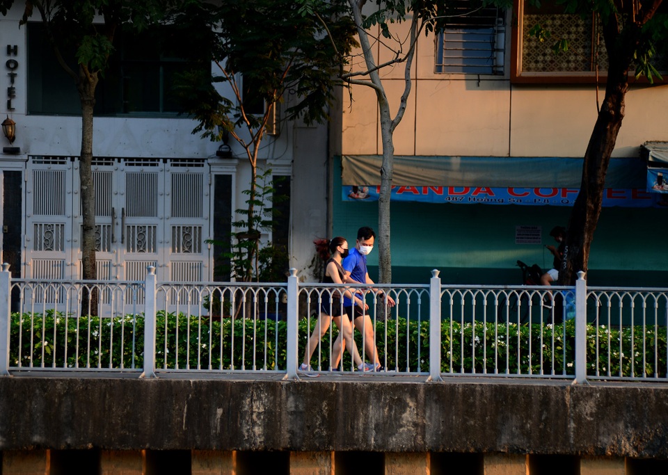 Người Sài Gòn vẫn kéo nhau ra bờ kênh tập thể dục trong mùa dịch - 8