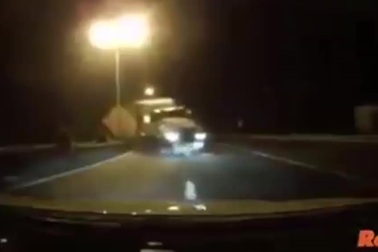 Rợn người khoảnh khắc xe container mất lái, lao thẳng vào xe ngược chiều