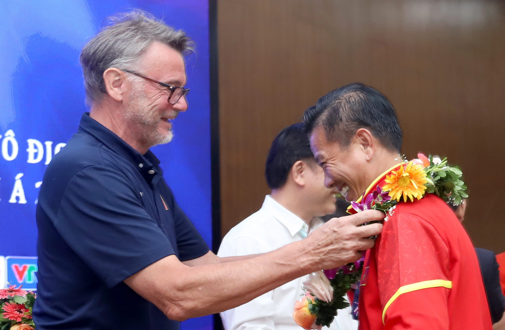 HLV Hoàng Anh Tuấn nói điều bất ngờ tới ông Philippe Troussier - 2 HLV Hoàng Anh Tuấn nói điều bất ngờ tới ông Philippe Troussier - 2