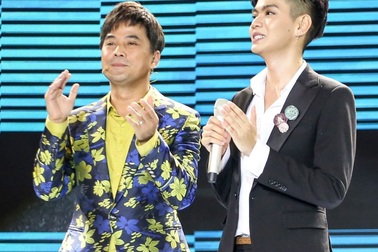 Danh ca Elvis Phương rơi nước mắt trước cách hát Bolero phá cách của Đào Bá Lộc