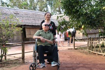 Người lính Thành cổ Quảng Trị ngồi xe lăn thăm quê Bác ngày Quốc khánh