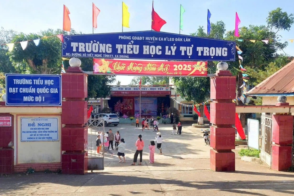 Trường đề xuất mỗi tuần mặc 3 màu đồng phục, phụ huynh phản ứng - 1 Trường đề xuất mỗi tuần mặc 3 màu đồng phục, phụ huynh phản ứng - 1