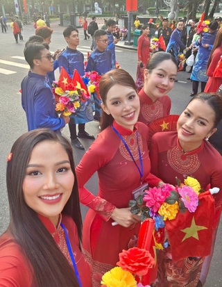 Dàn hoa hậu, nghệ sĩ thức trắng đêm vẫn rạng rỡ tham gia diễu binh 30/4 - 7