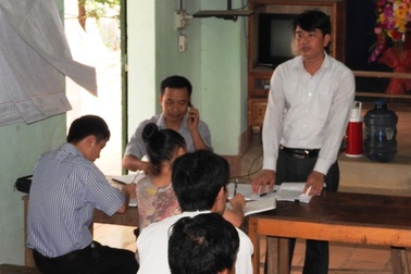 Vụ cá chết trên sông Bưởi: Đại diện nhà máy xin lỗi và trao tiền hỗ trợ