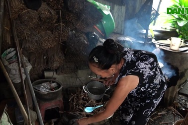 Đôi vợ chồng nghèo nuôi con gái học đại học mơ có ngôi nhà tử tế