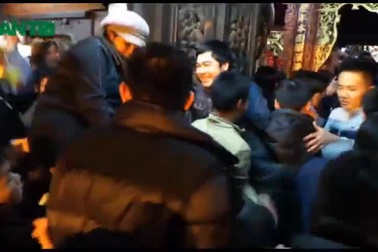 Nam Định: Đại náo Đền Trần "cướp" lộc đầu năm