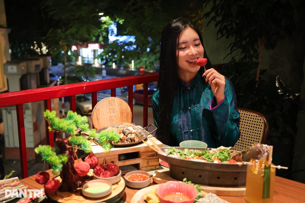 Quán ở Hà Nội mang cả cây vải lên bàn ăn, khách rần rần check-in