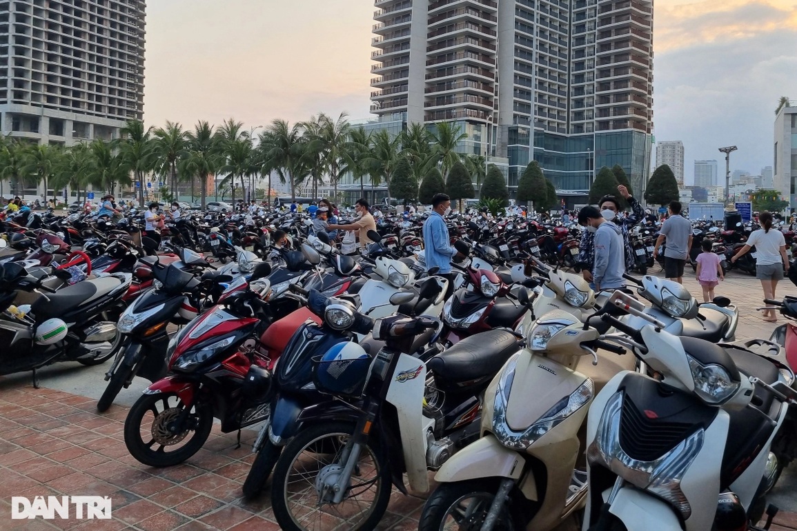 Biển Đà Nẵng đông nghịt người dịp lễ Giỗ Tổ Hùng Vương - 7 Biển Đà Nẵng đông nghịt người dịp lễ Giỗ Tổ Hùng Vương - 7