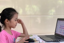 Giáo viên "lao tâm khổ tứ" chuẩn bị dạy trực tuyến cho học sinh lớp 1