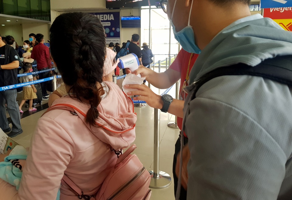 Sân bay Tân Sơn Nhất đông đúc .jpg Sân bay Tân Sơn Nhất đông đúc .jpg