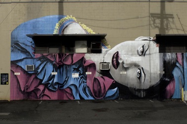 Nghệ sĩ "thổi hồn" cho những ngôi nhà đổ nát