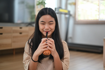 GenZ tan giấc mơ khỏe đẹp vì cốc trà sữa "full topping"