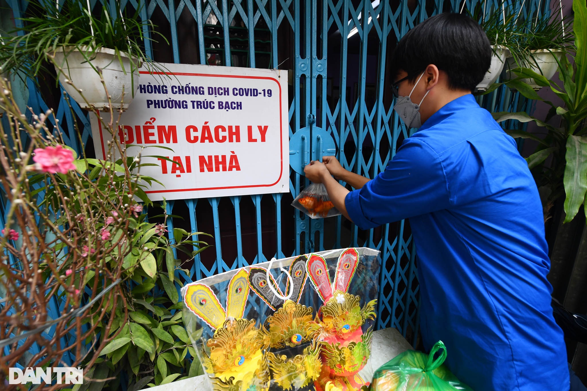 Tặng đào Tết tận nhà, thả cá chép thay cho các F0 đang cách ly ở Hà Nội - 10 Tặng đào Tết tận nhà, thả cá chép thay cho các F0 đang cách ly ở Hà Nội - 10