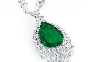 Vẻ đẹp của chiếc vòng cổ kim cương mặt ngọc lục bảo có giá 98 tỷ đồng