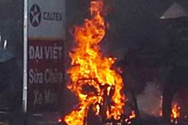 Xe máy bốc cháy ngùn ngụt trong tiệm sửa xe