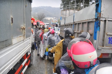 Người dân đổ xô lên Sapa xem tuyết, quốc lộ 4D tê liệt hơn 10 giờ