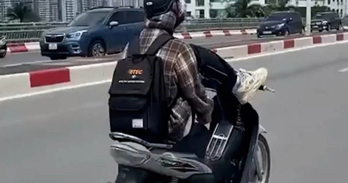 Xác minh hình ảnh thanh niên lái xe máy bằng chân trên cầu vượt ở Hà Nội