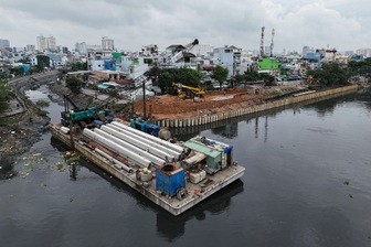 Tháo dỡ xong cầu sắt "2 xe máy tránh nhau" dọc kênh Đôi ở TPHCM