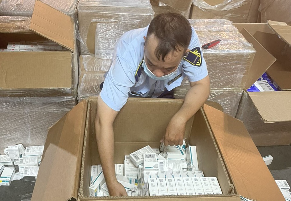 Tạm giữ lô tân dược trị giá 7 tỷ đồng trong sân bay Tân Sơn Nhất - 1