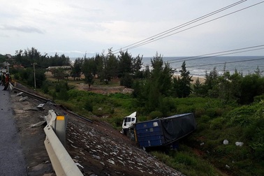 Xe container lao xuống vực sâu 7m khi đang đổ đèo