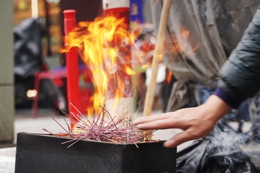 Phố phường "đỏ lửa" ngày cúng ông Công ông Táo