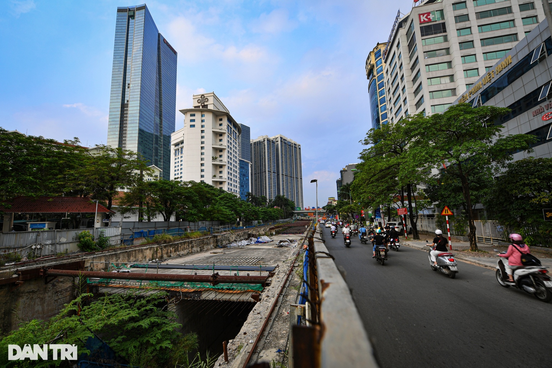 Cỏ cây mọc um tùm trên đại công trường dự án metro Nhổn - ga Hà Nội - 13 Cỏ cây mọc um tùm trên đại công trường dự án metro Nhổn - ga Hà Nội - 13