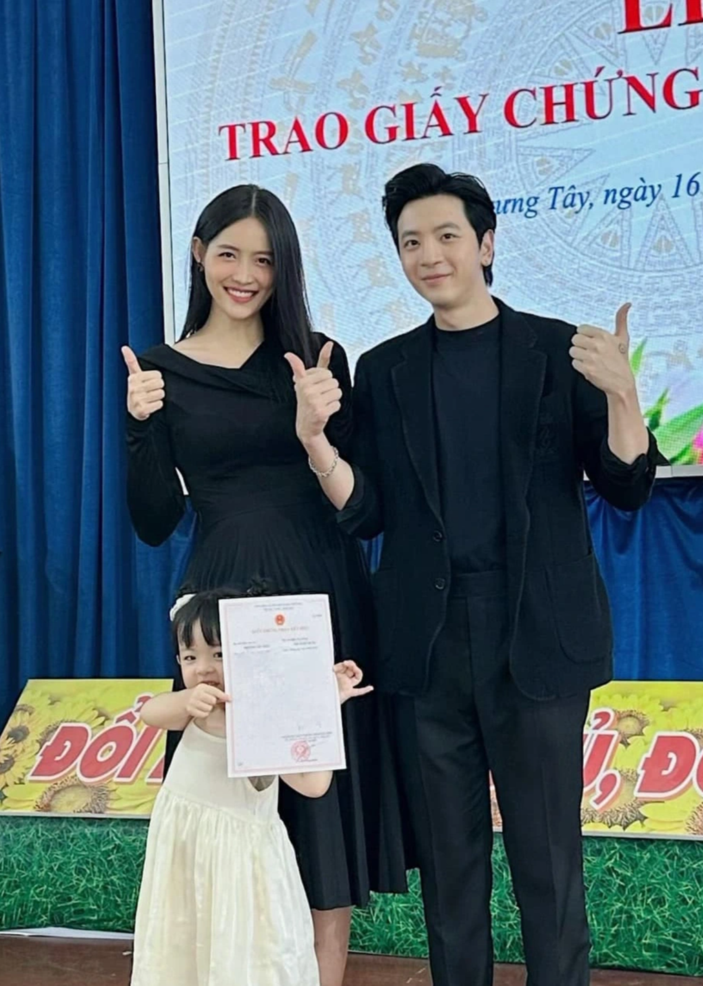 Trương Mỹ Nhân và ck tầm thường tuổi: hầu hết chuyến phù hợp tan, con cái 3 tuổi tác mới mẻ kết duyên - 1 Trương Mỹ Nhân và ck tầm thường tuổi: hầu hết chuyến phù hợp tan, con cái 3 tuổi tác mới mẻ kết duyên - 1