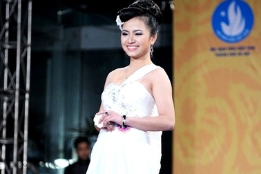 Nữ SV rạng ngời dưới tiết trời giá lạnh