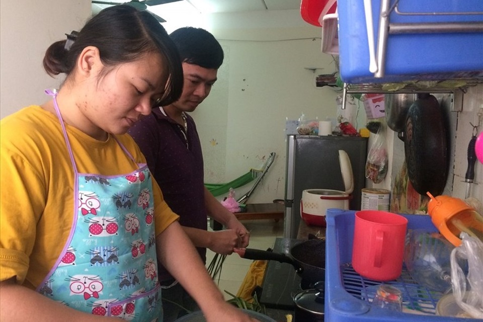 Vợ chồng công nhân tặng nhau một bữa cơm thật ngon cho ngày Valentine - 1 Vợ chồng công nhân tặng nhau một bữa cơm thật ngon cho ngày Valentine - 1