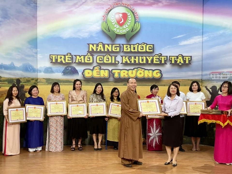 Ủng hộ người khuyết tật, trẻ mồ côi hơn 5 tỉ đồng - 2 Ủng hộ người khuyết tật, trẻ mồ côi hơn 5 tỉ đồng - 2
