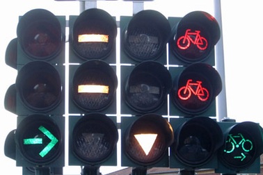 Cần 2 hệ thống tín hiệu đèn riêng cho làn ôtô, xe máy