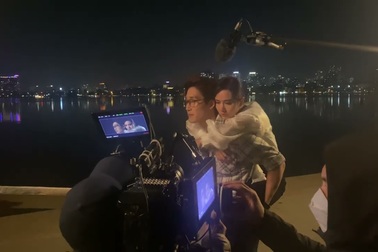 Đình Tú cõng Huyền Lizzie