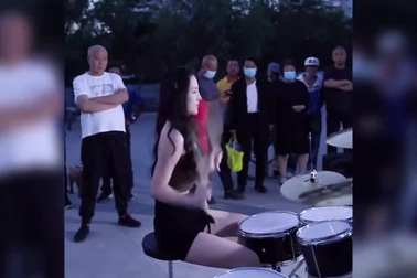 Màn chơi trống trên đường phố của cô gái xinh đẹp gây sốt dân mạng
