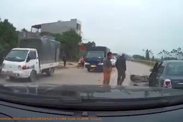 Nam thanh niên đi xe máy chạy nhanh, cua gấp lao thẳng đầu vào ô tô đi ngược chiều