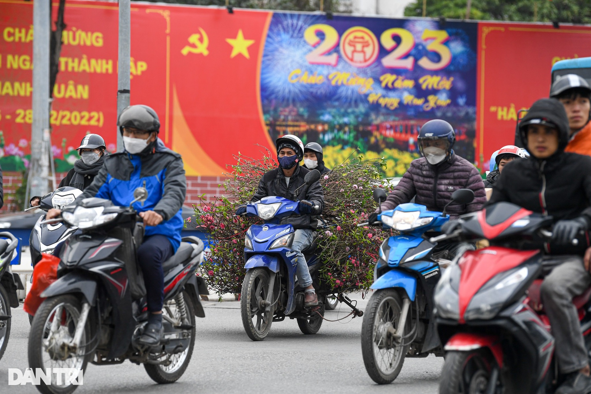 Người dân đổ xô về quê nghỉ Tết, đường vành đai 3 Hà Nội ùn tắc kéo dài - 8 Người dân đổ xô về quê nghỉ Tết, đường vành đai 3 Hà Nội ùn tắc kéo dài - 8