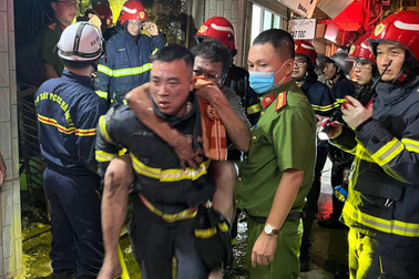Cảnh sát cõng 4 người thoát khỏi căn nhà cháy ở Hoàn Kiếm