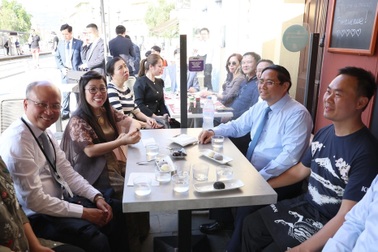 Thủ tướng Phạm Minh Chính thăm gia đình người Việt Nam tại Pháp