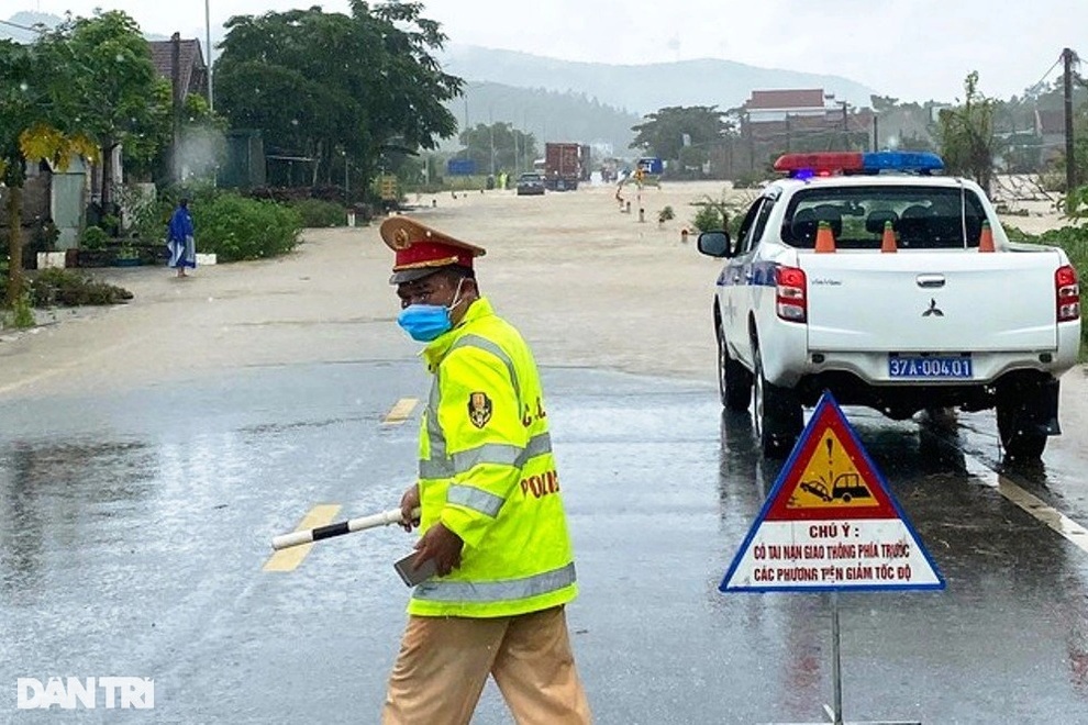 Hàng loạt thủy điện xả tràn, người dân vùng hạ du kéo nhau chạy lũ - 14 Hàng loạt thủy điện xả tràn, người dân vùng hạ du kéo nhau chạy lũ - 14