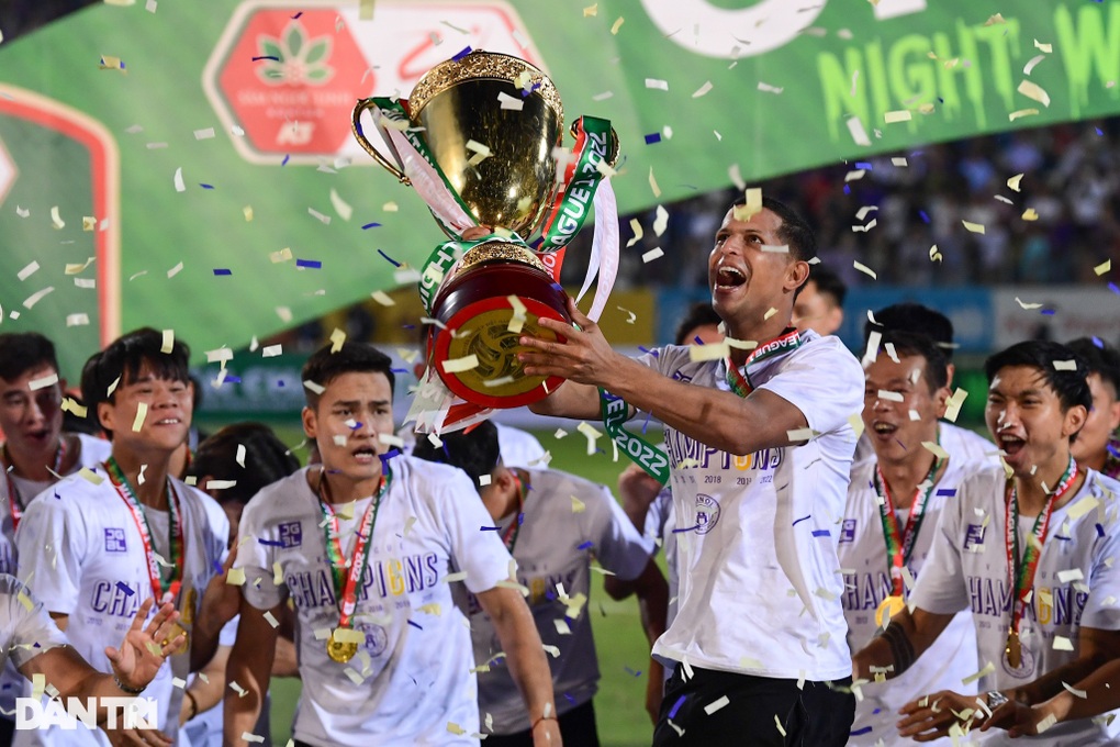 CLB Hà Nội lần thứ 6 vô địch V-League - 2 CLB Hà Nội lần thứ 6 vô địch V-League - 2