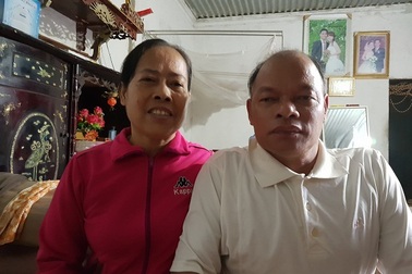 Bạn đọc Dân trí giúp đỡ người phụ nữ nguyện "làm đôi chân" cho chồng tật nguyền