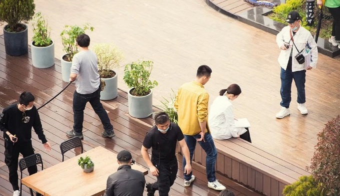 Lộ cảnh Hoàng Cảnh Du ôm Lý Thấm ở hậu trường Hậu Duệ Mặt Trời bản Trung, phim đang quay mà fan đã đẩy thuyền tới bến - Ảnh 1. Lộ cảnh Hoàng Cảnh Du ôm Lý Thấm ở hậu trường Hậu Duệ Mặt Trời bản Trung, phim đang quay mà fan đã đẩy thuyền tới bến - Ảnh 1.