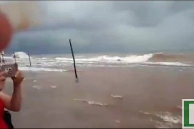 Triều cường dâng cao, sóng tràn đê Quất Lâm