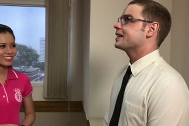 Huỳnh Thị Thùy Dung thể hiện khả năng giao tiếp tiếng Anh lưu loát.